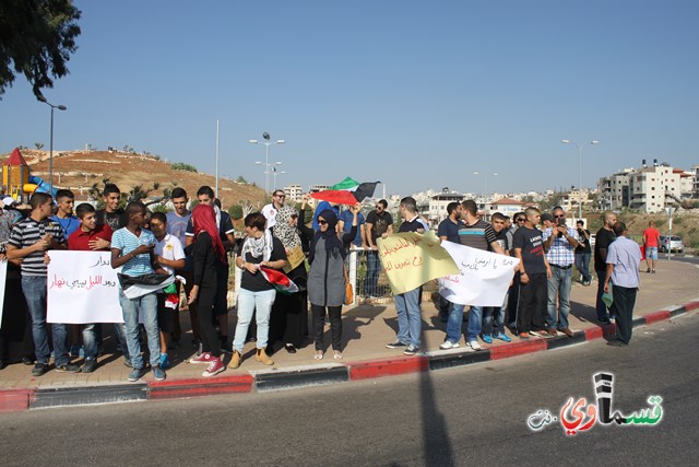 شابة من كفربرا تقود الشباب القسماوي في الوقفة الاحتجاجية وتصرخ غضبا 